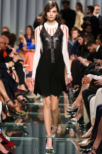 Look 19